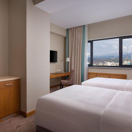 Hotel Doubletree By Hilton Almaty Extérieur photo