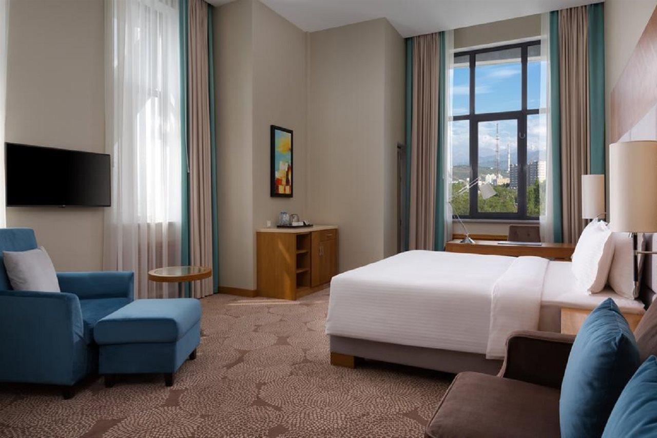 Hotel Doubletree By Hilton Almaty Extérieur photo