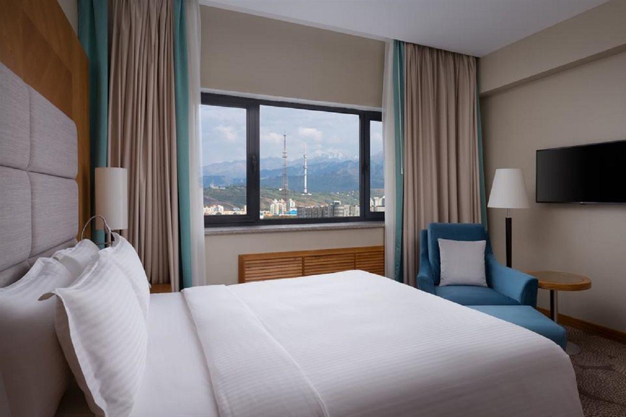 Hotel Doubletree By Hilton Almaty Extérieur photo