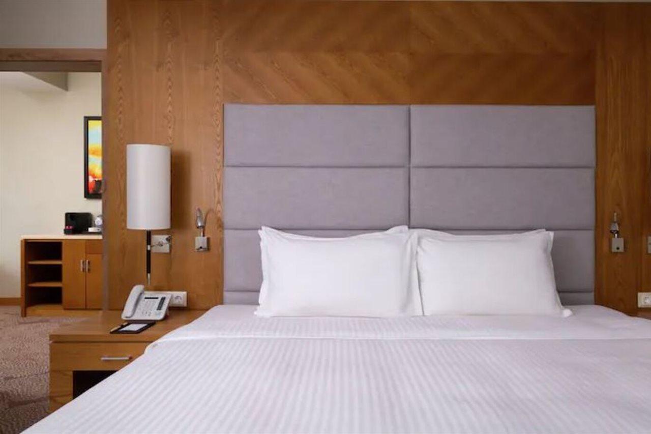 Hotel Doubletree By Hilton Almaty Extérieur photo