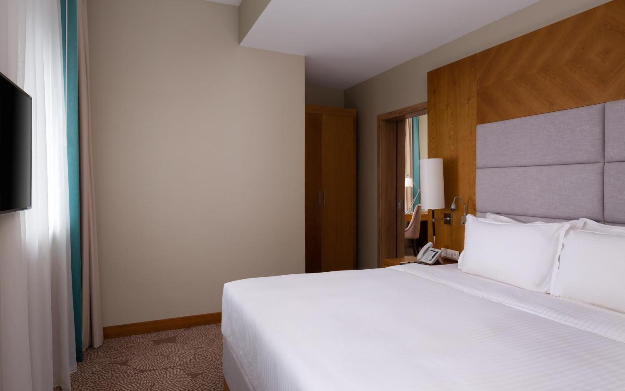 Hotel Doubletree By Hilton Almaty Extérieur photo