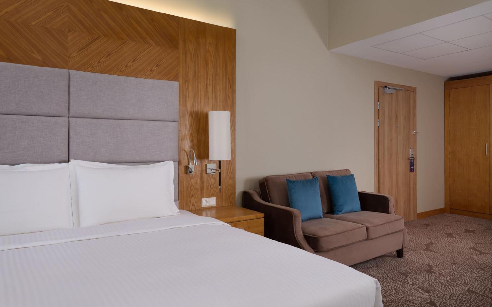 Hotel Doubletree By Hilton Almaty Extérieur photo
