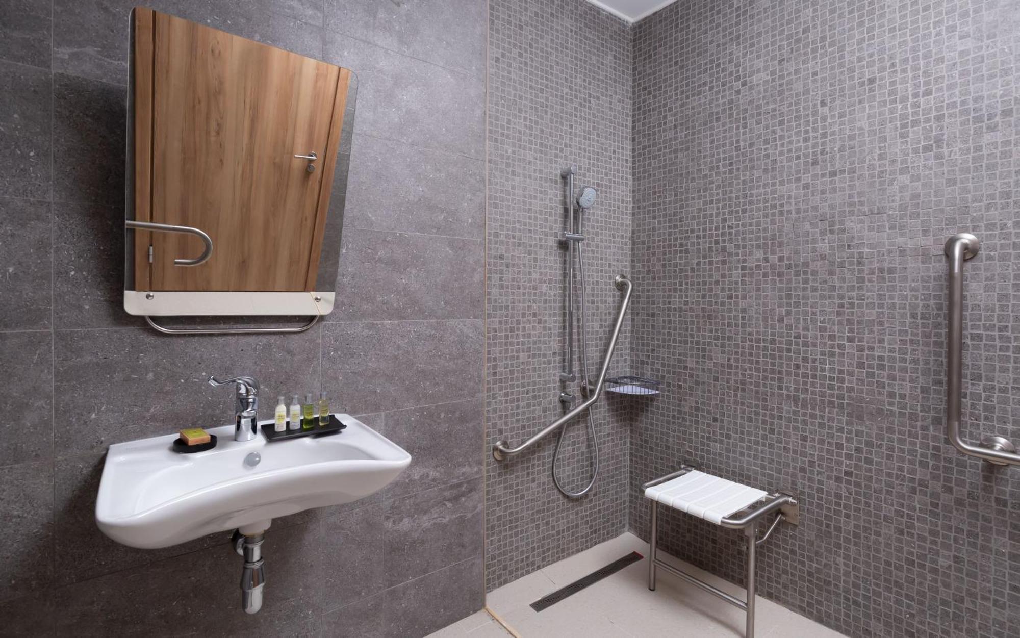 Hotel Doubletree By Hilton Almaty Extérieur photo