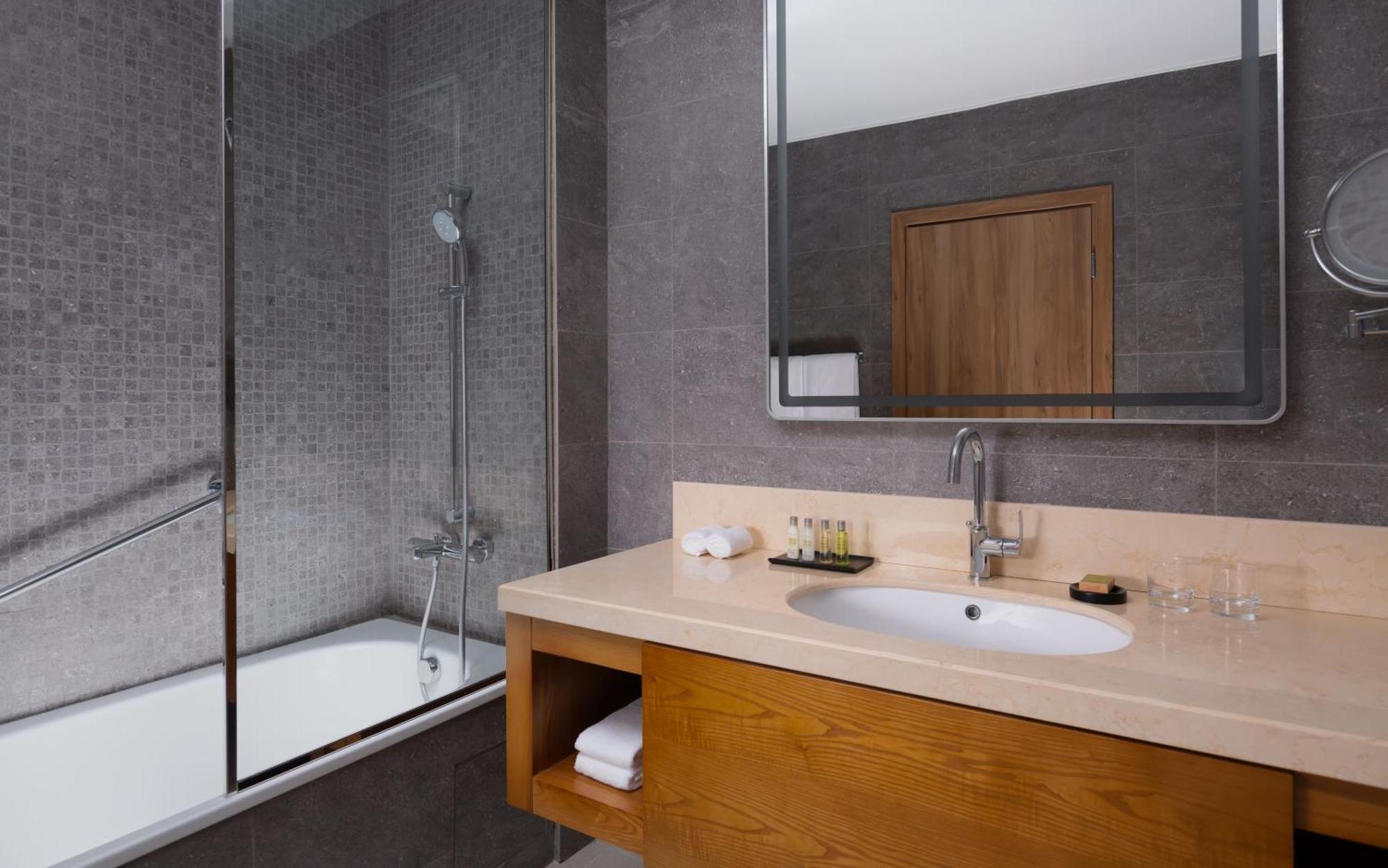 Hotel Doubletree By Hilton Almaty Extérieur photo