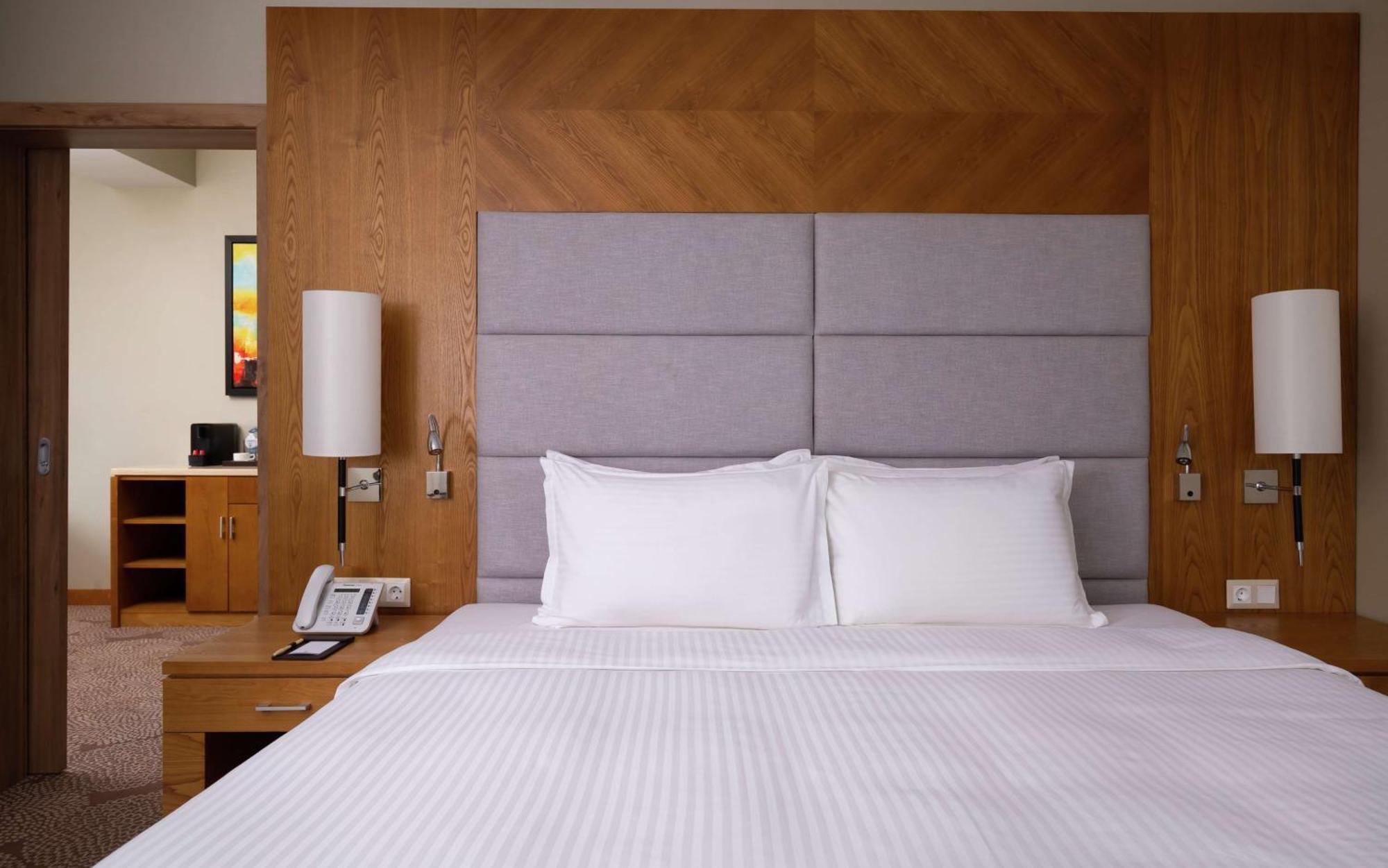 Hotel Doubletree By Hilton Almaty Extérieur photo