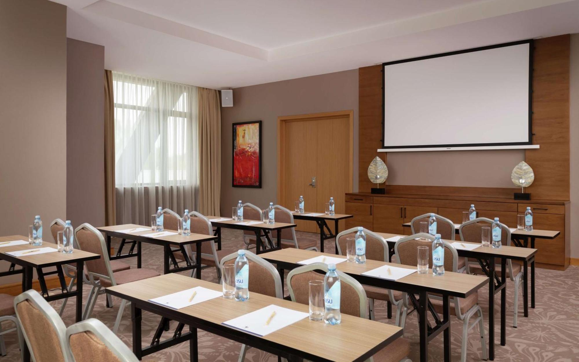Hotel Doubletree By Hilton Almaty Extérieur photo