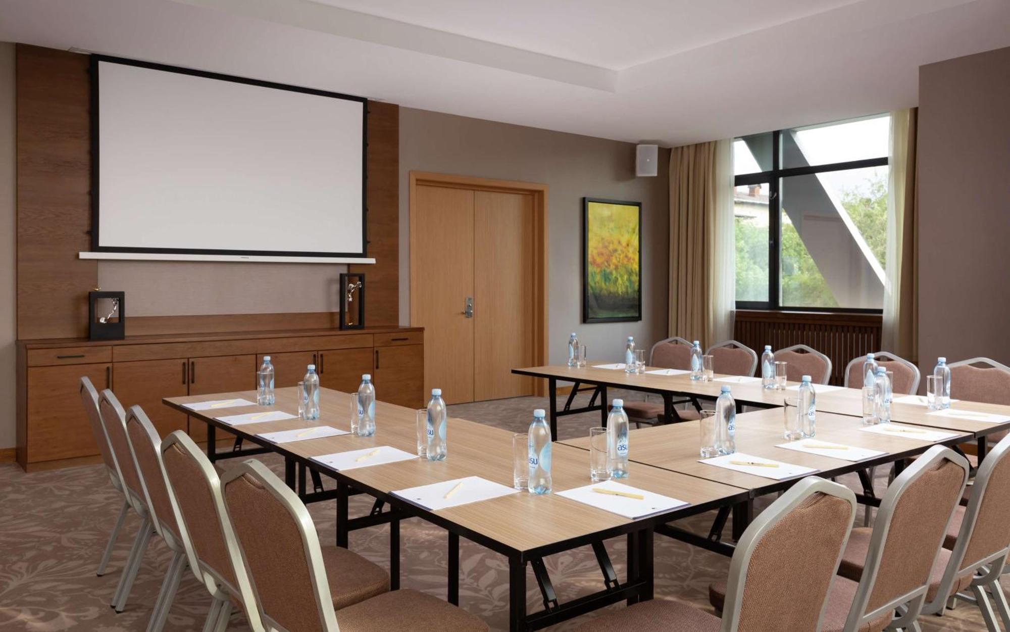Hotel Doubletree By Hilton Almaty Extérieur photo
