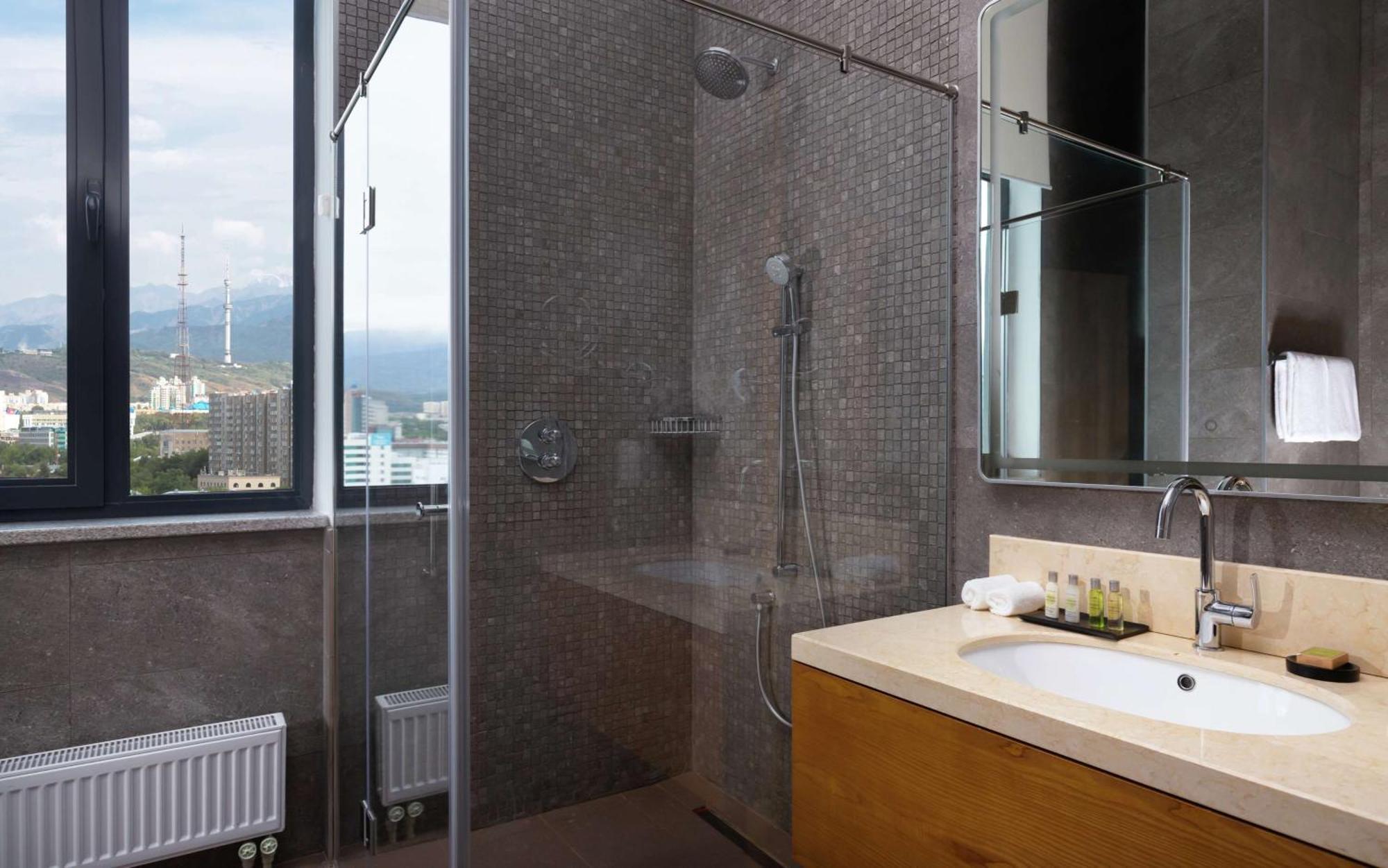 Hotel Doubletree By Hilton Almaty Extérieur photo