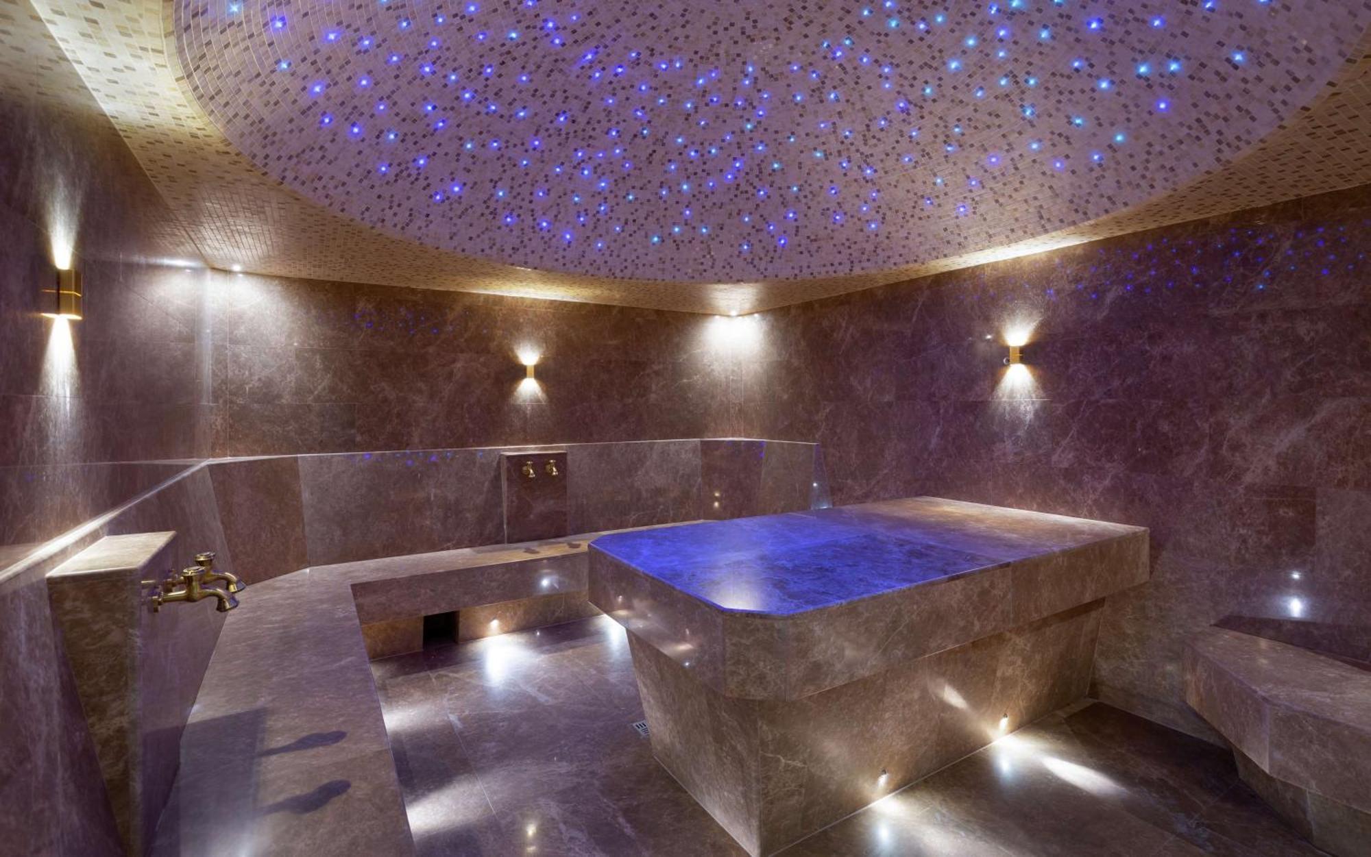 Hotel Doubletree By Hilton Almaty Extérieur photo