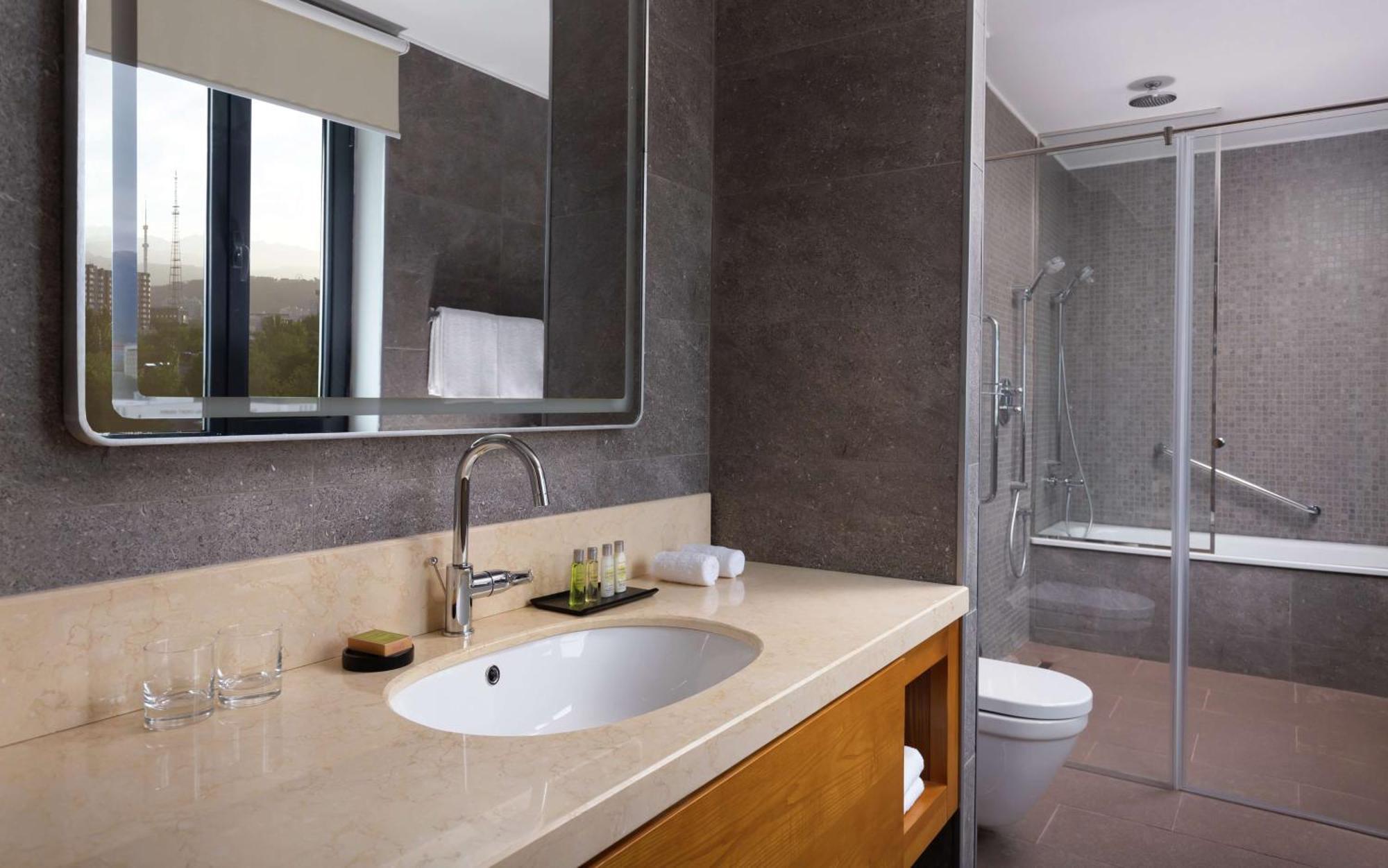 Hotel Doubletree By Hilton Almaty Extérieur photo