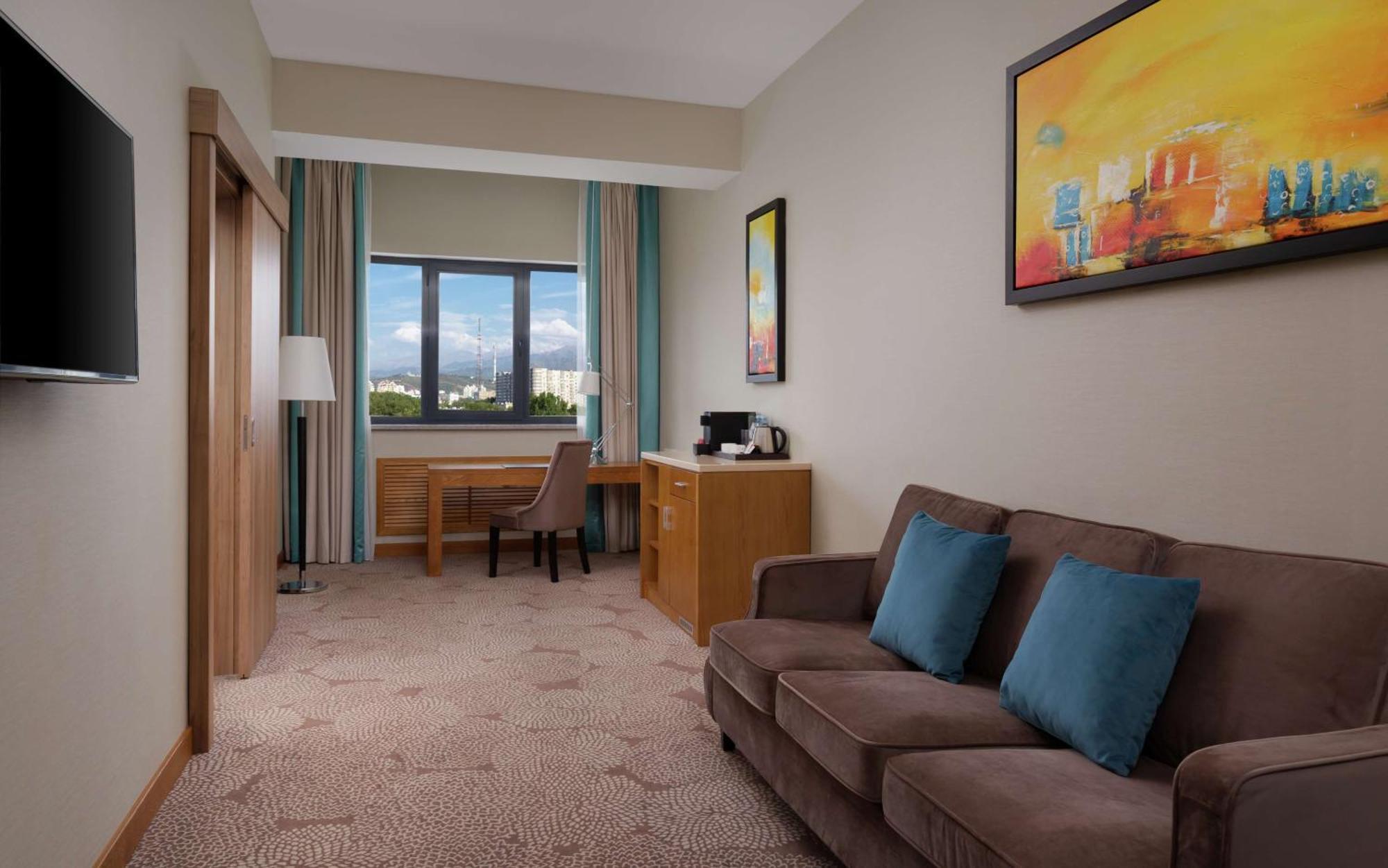 Hotel Doubletree By Hilton Almaty Extérieur photo